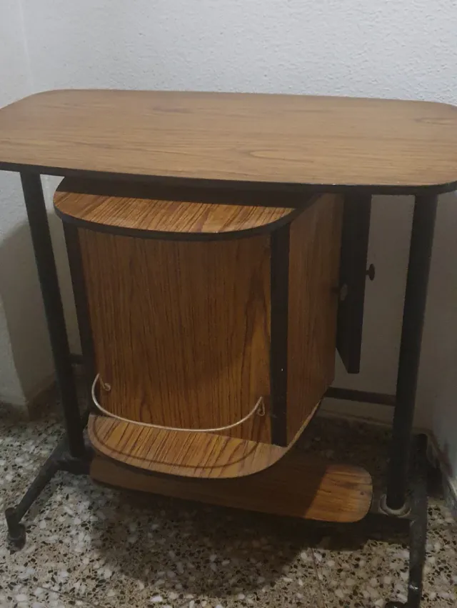 Mueble bar madera y metal es giratorio.