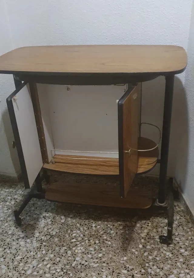 Mueble bar madera y metal es giratorio.