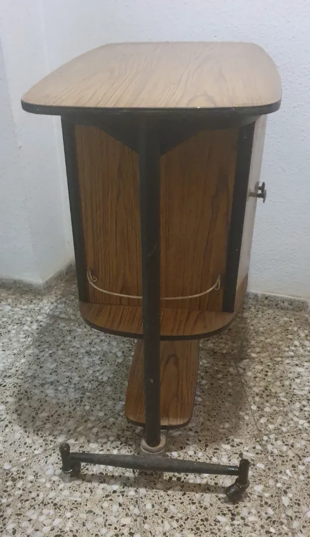 Mueble bar madera y metal es giratorio.