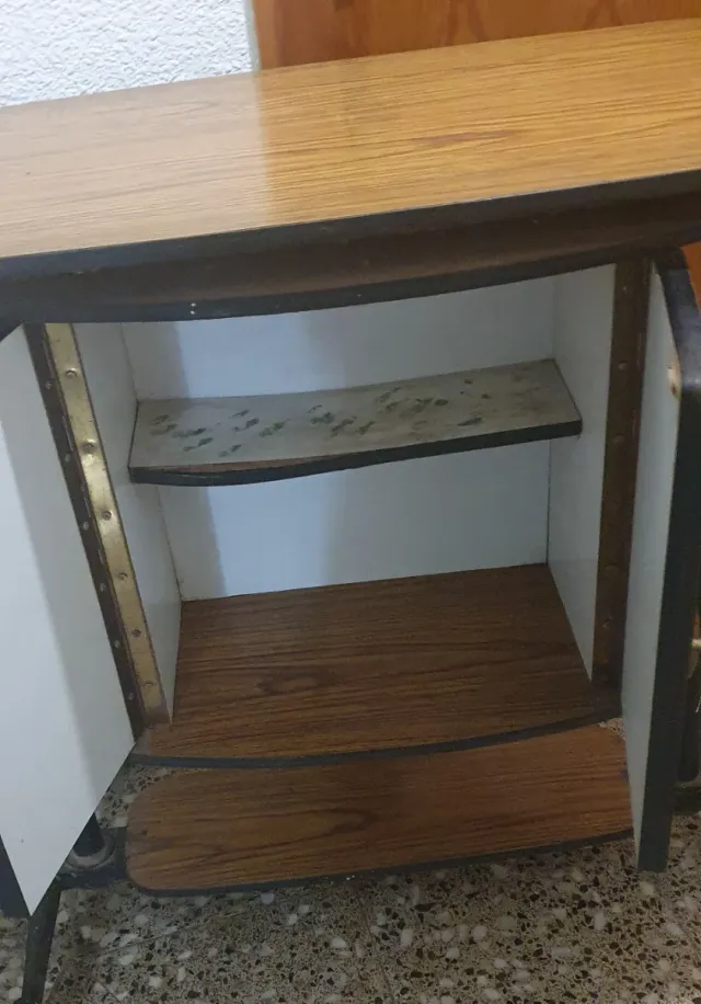 Mueble bar madera y metal es giratorio.