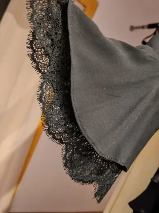 Blusón negro con volantes y encaje