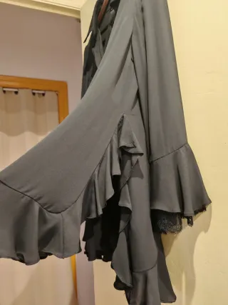 Blusón negro con volantes y encaje