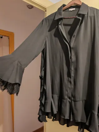 Blusón negro con volantes y encaje