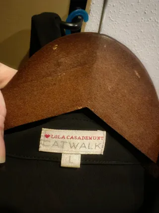 Blusón negro con volantes y encaje