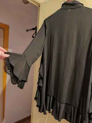 Blusón negro con volantes y encaje