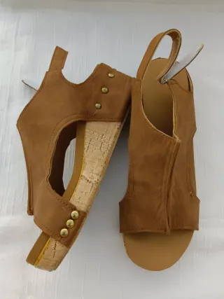 Sandalias cuña marrón