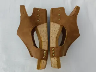 Sandalias cuña marrón