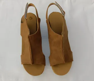 Sandalias cuña marrón