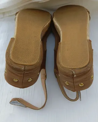 Sandalias cuña marrón