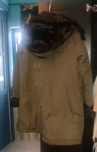 Parka marrón y negra