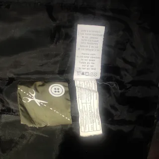 Parka marrón y negra