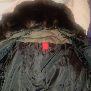 Parka marrón y negra