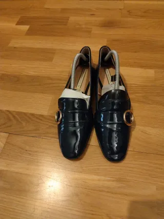 Zapatos charol azul marino Zara Talla 42. Ta