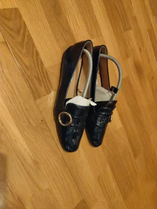 Zapatos charol azul marino Zara Talla 42. Ta