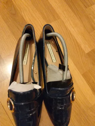 Zapatos charol azul marino Zara Talla 42. Ta