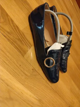 Zapatos charol azul marino Zara Talla 42. Ta
