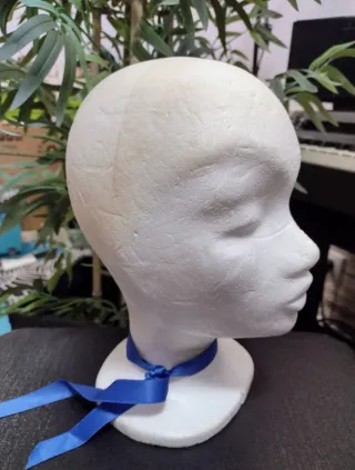 Cabeza maniquí de poliestireno blanca