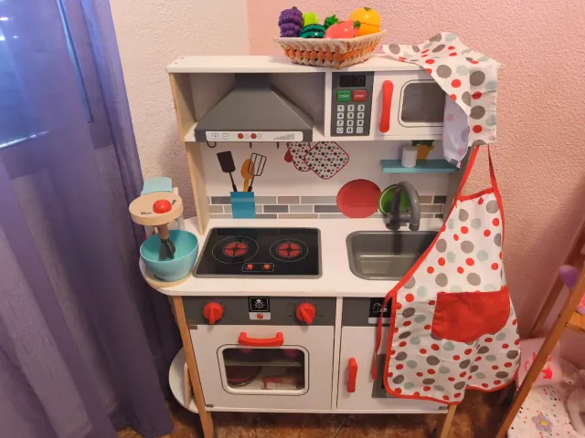 Cocinita de madera con accesorios