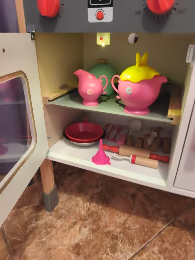 Cocinita de madera con accesorios