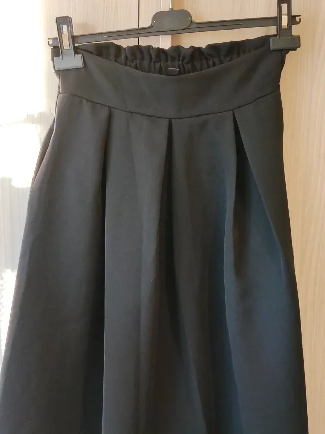 Gonna nera a pieghe. Per ragazza alta, snella.