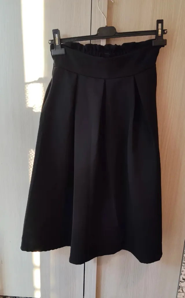 Gonna nera a pieghe. Per ragazza alta, snella.