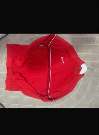 Chaqueta deportiva Nike roja