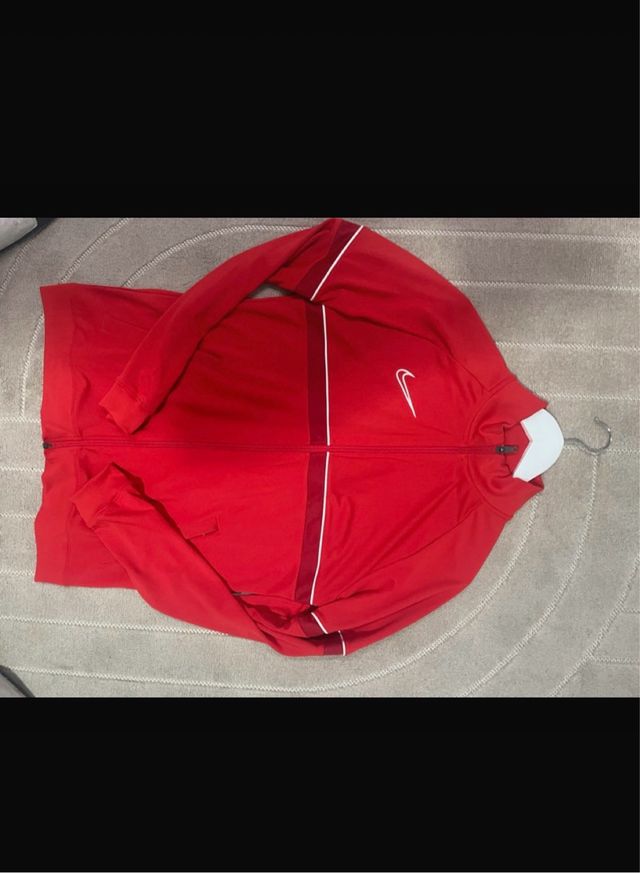 Chaqueta deportiva Nike roja