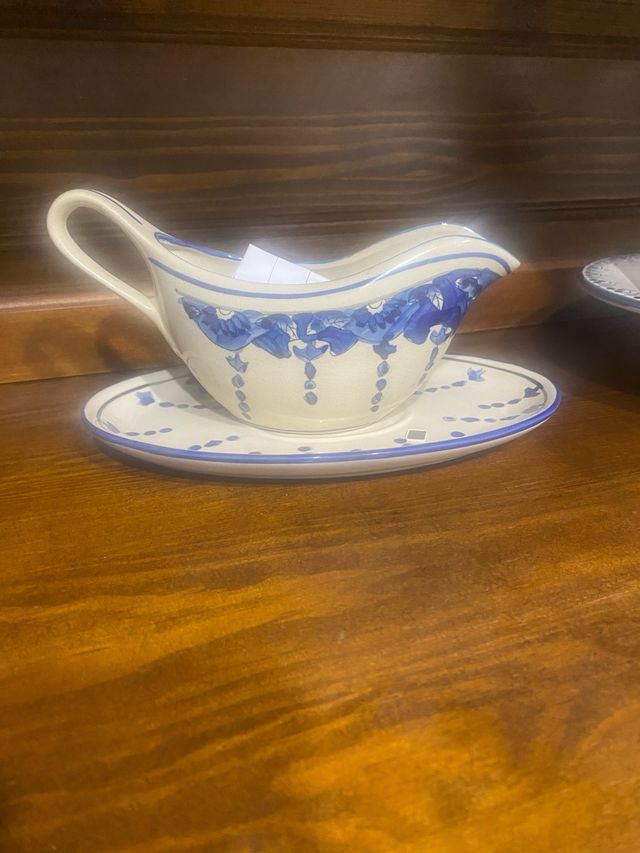 Salsera de cerámica azul y blanca