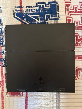 PS4 con 2 mandos y juegos