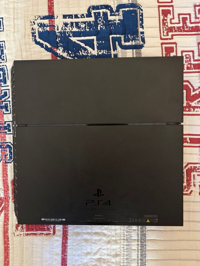 PS4 con 2 mandos y juegos
