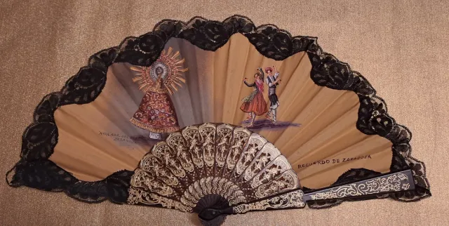 Abanico de seda pintado a mano de Zaragoza.