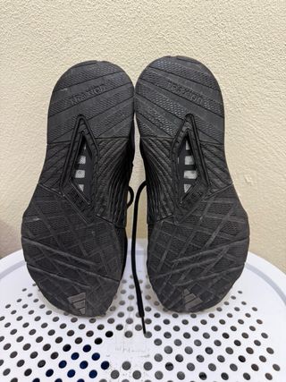 Zapatillas Adidas Negras y Rojas