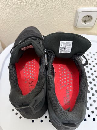 Zapatillas Adidas Negras y Rojas