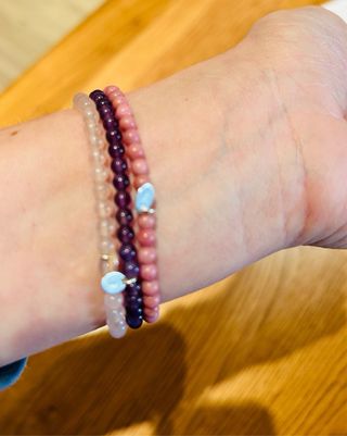 Pulseras TOUS rosas y moradas de piedras