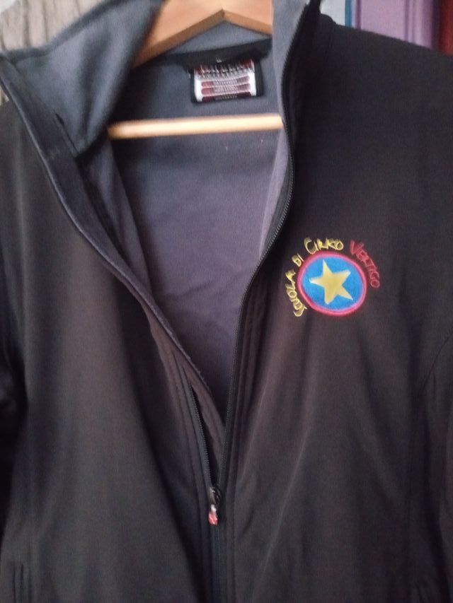 Chaqueta Negra con Logo Multicolores