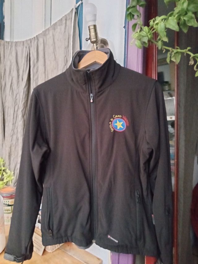 Chaqueta Negra con Logo Multicolores
