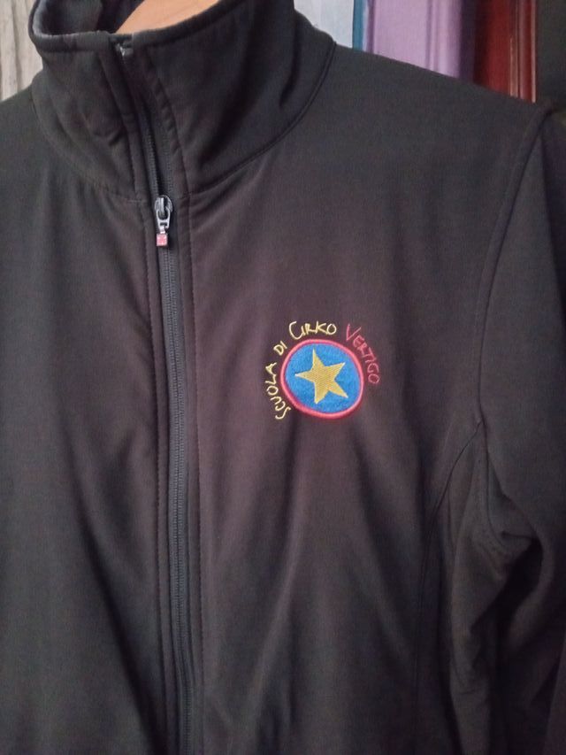 Chaqueta Negra con Logo Multicolores