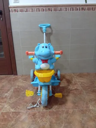 Triciclo infantil azul y amarillo