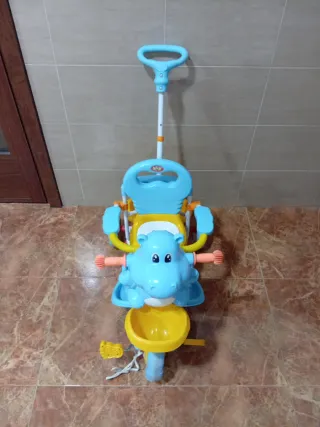 Triciclo infantil azul y amarillo