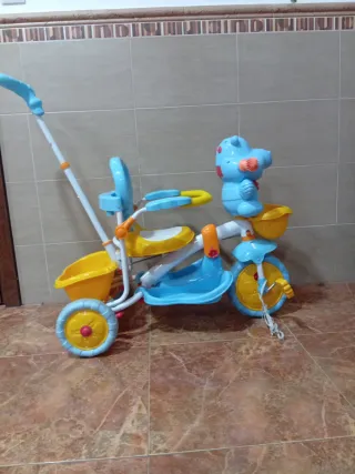 Triciclo infantil azul y amarillo