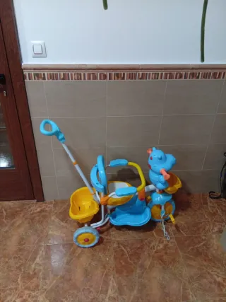 Triciclo infantil azul y amarillo