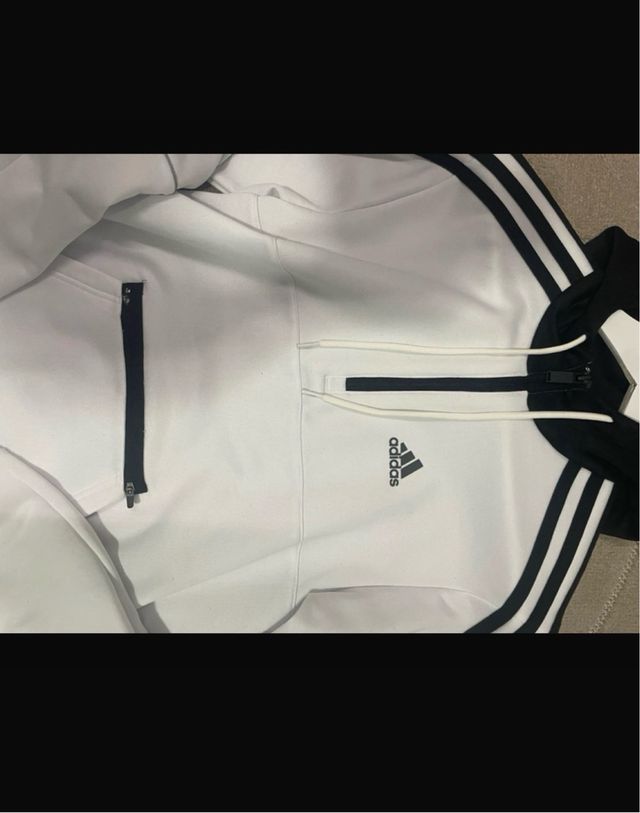 Chaqueta Adidas con cremallera y capucha