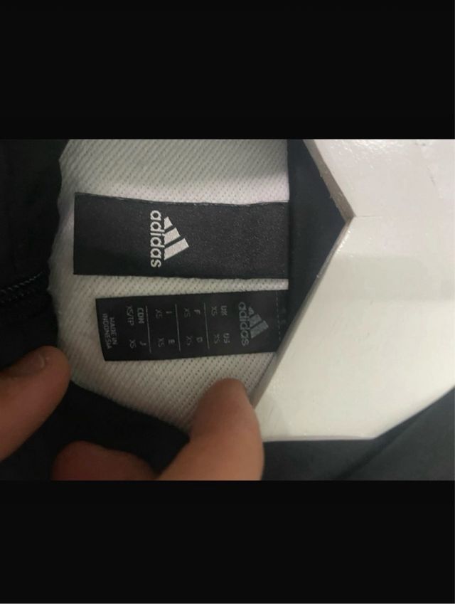 Chaqueta Adidas con cremallera y capucha