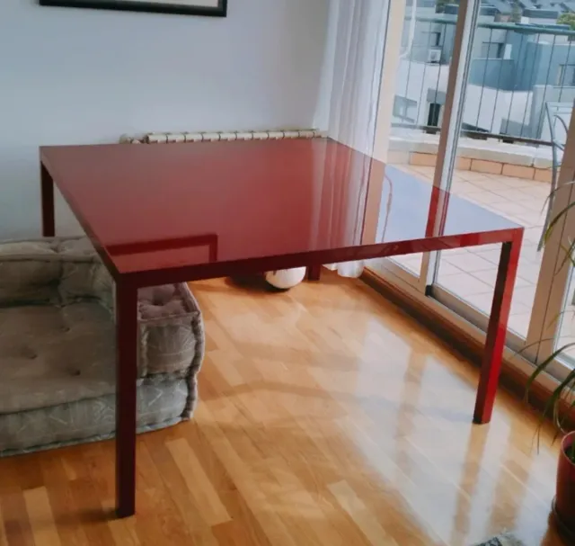 Mesa de diseño cuadrada roja 130x130