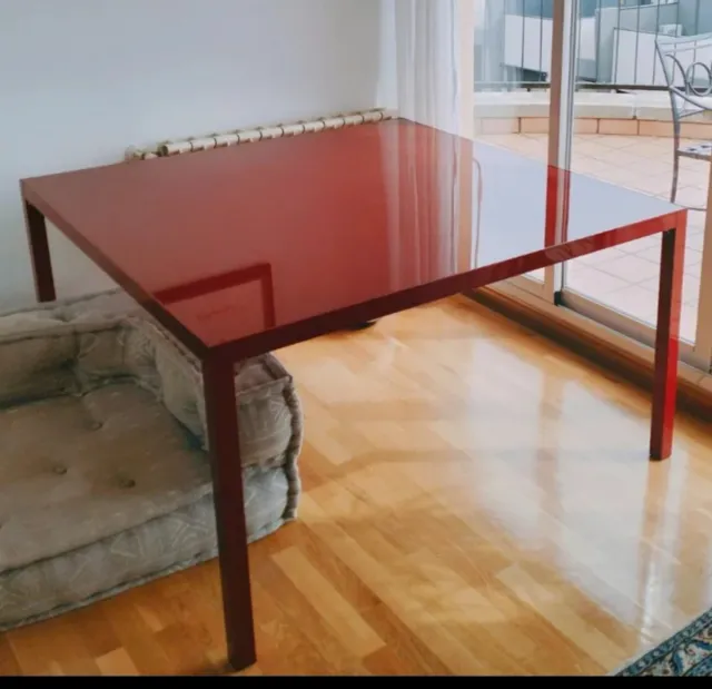 Mesa de diseño cuadrada roja 130x130