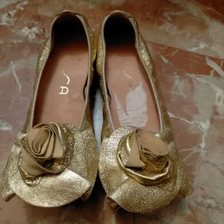 Bailarinas doradas con flor talla 36
