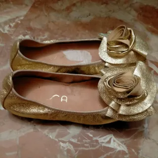 Bailarinas doradas con flor talla 36