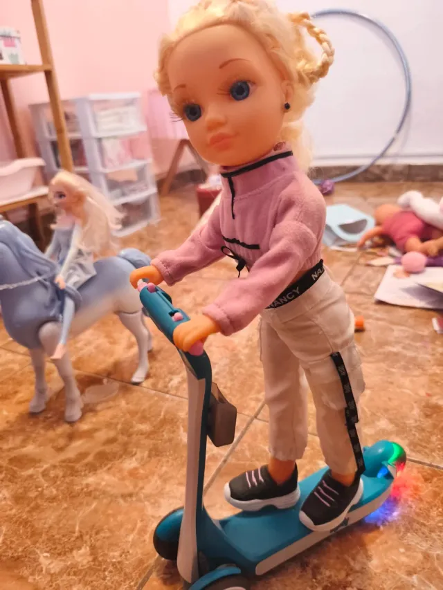 Muñeca Nancy con patinete
