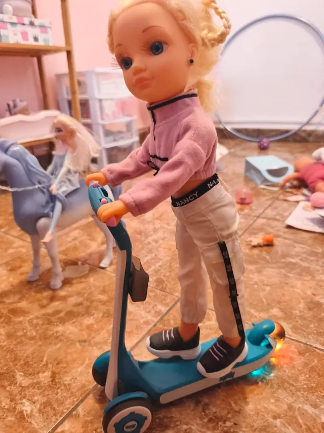 Muñeca Nancy con patinete