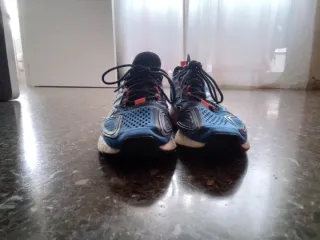 Zapatillas Adidas Azules y Naranjas